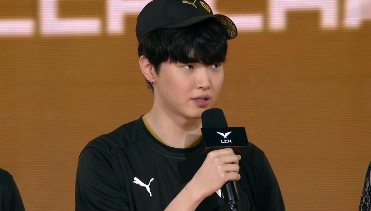 余霜赛后采访小天，结果被TES粉丝冲烂