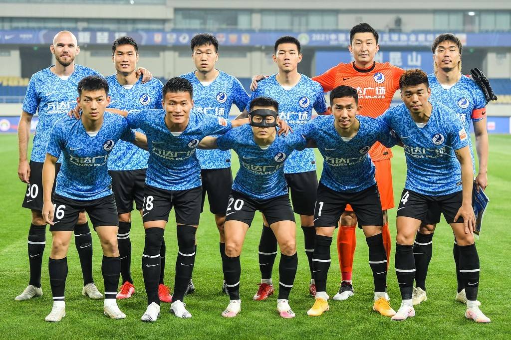 传奇杯 S2： FunPlus Phoenix 的三大核心持续施压，而 Wx 的 Ashe 独自挣扎； Doinb 的团队取得了他们的首场胜利。